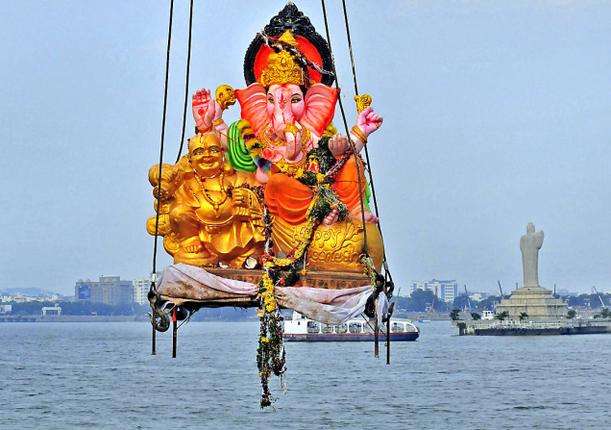 hussain-sagar-Ganesh-Visarjan