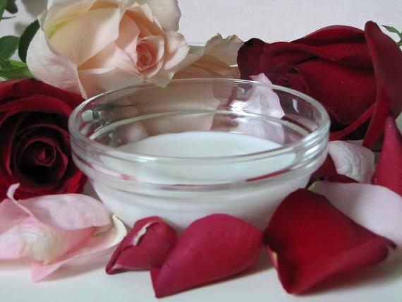 milk-face-masks-with-rose-petals_remedies