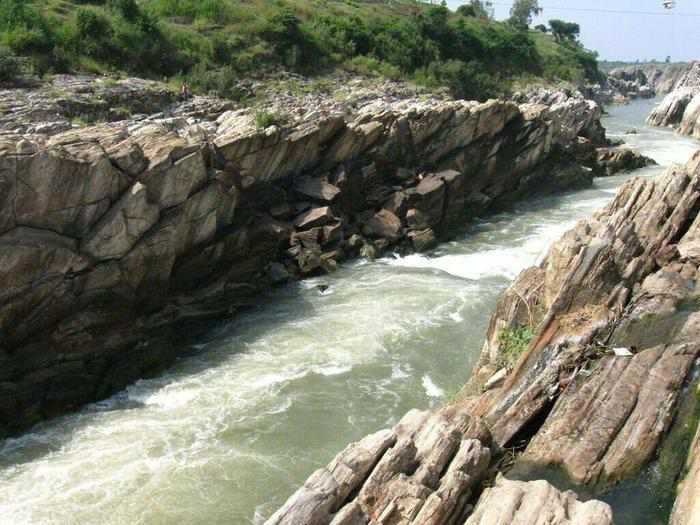 marble-rocks-jabalpur-15 incredible natural wonders of india