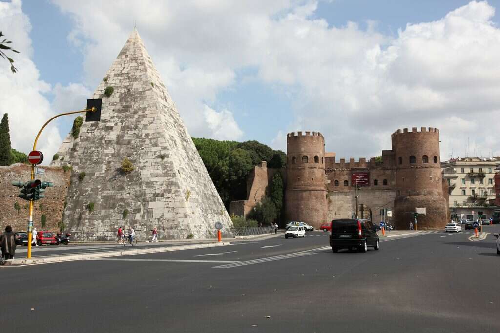 10 offbeat places in rome pyramid of cestius roman era