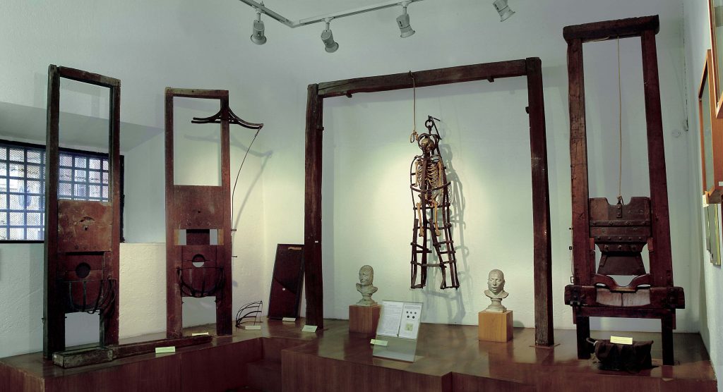 10 offbeat places in rome criminology museum milazzo cage